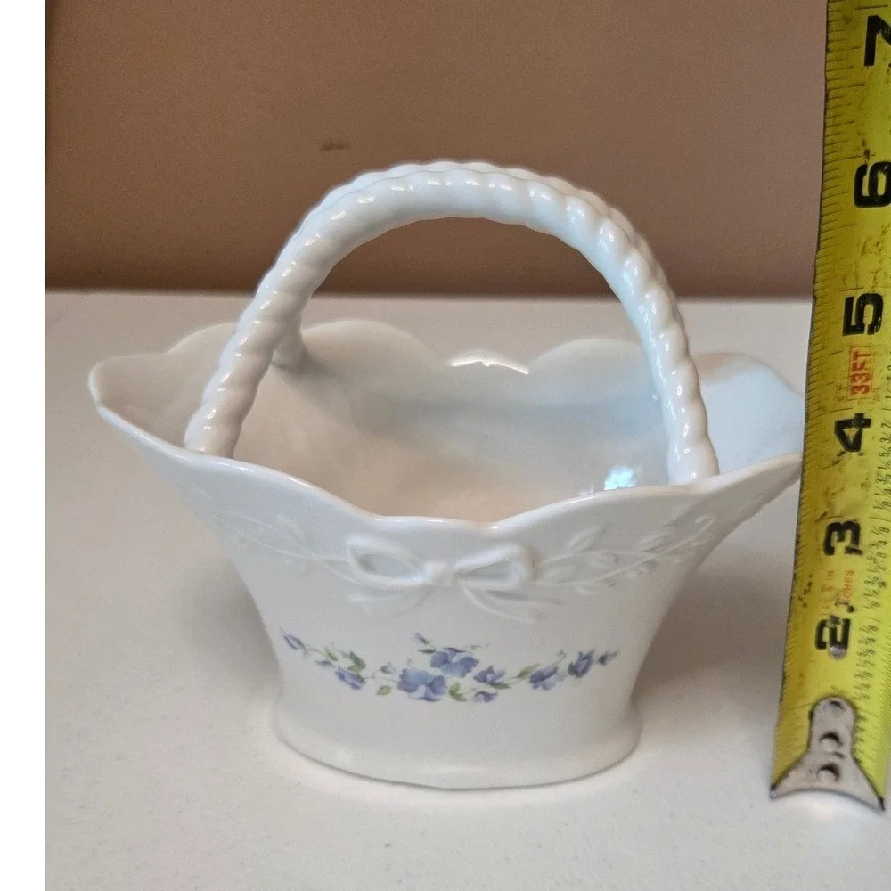 Mikasa Floral Vine RL051 White Porcelain Scalloped Basket Blue Flowers Bow